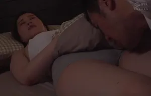 3 ngày gã chồng đi công việc, cô vợ ở nhà nữa đêm bị bố anh xã mò vào phòng